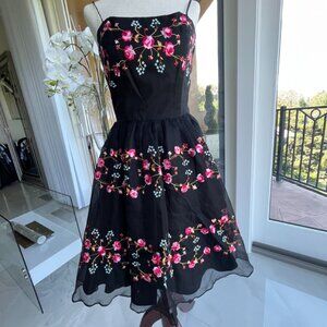 Betsey Johnson Floral Embroidery Cocktail Dress - Size 2! Romantic & Elegant